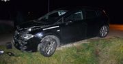 Białowola: Seat wypadł z drogi i dachował. Wśród poszkodowanych 8-latka