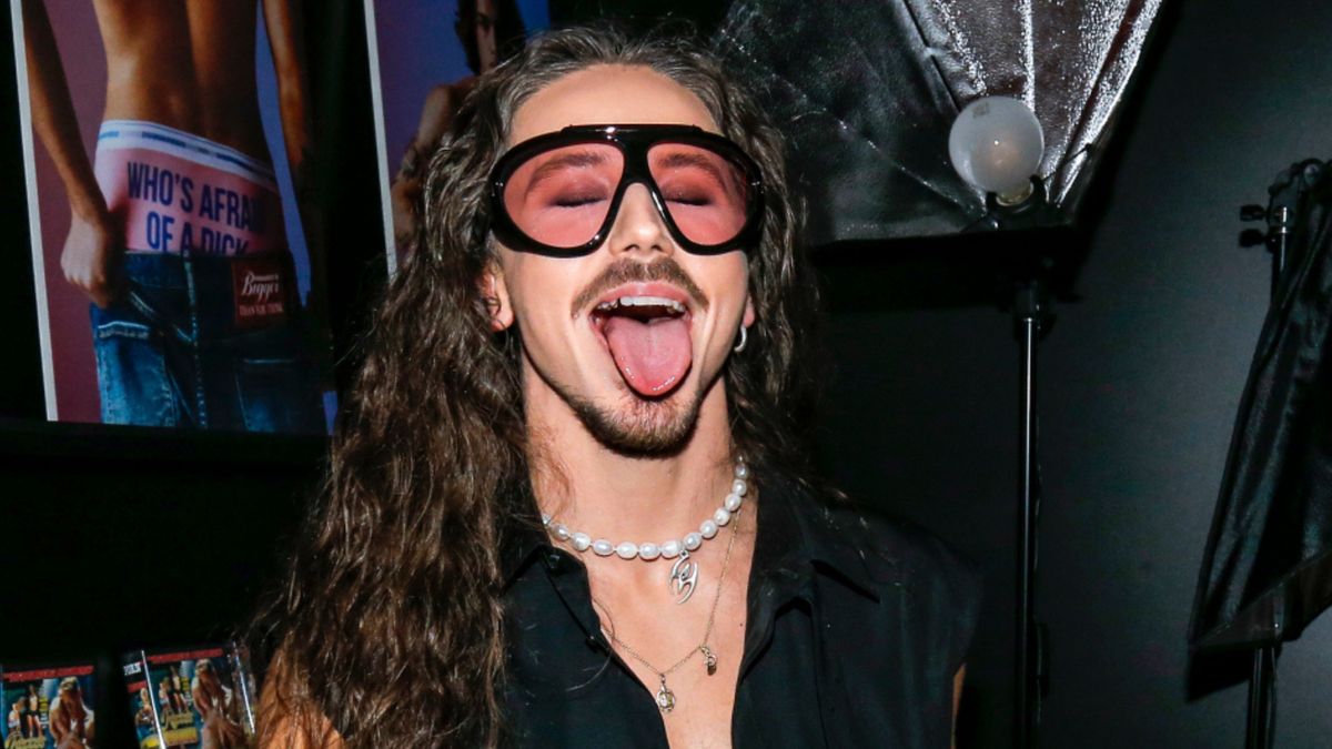 Michał Szpak pluska się w przeźroczystej spódniczce (FOTO)