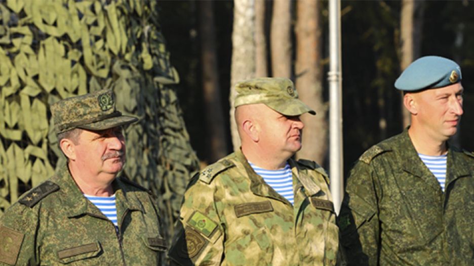 Biało niebieskie podkoszulki to znak rozpoznawczy rosyjskich spadochroniarzy