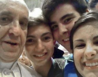 Papież pozuje do zdjęcia "z ręki"! (FOTO)