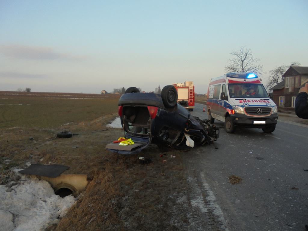 Dachowanie samochodu osobowego na drodze wojewódzkiej w gminie Bodzechów