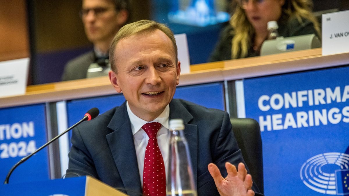 Piotr Serafin
Bruksela, Belgia, 07.11.2024. Kandydat na stanowisko komisarza UE do spraw bud�etu Piotr Serafin podczas przes�uchania zatwierdzaj�cego w siedzibie Parlamentu Europejskiego w Brukseli, 7 bm. (aldg) PAP/Wiktor D�bkowski
Wiktor D�bkowski
Parlament Europejski, PE, polityk, polityka, przes�uchanie, sala obrad, UE, Unia Europejska