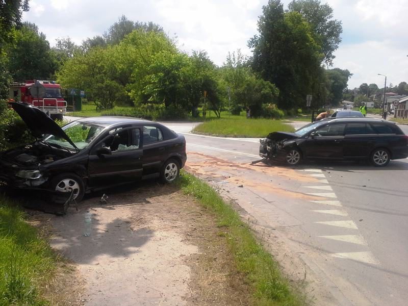 Wypadek dwóch samochodów osobowych na ulicy Świętokrzyskiej w Ostrowcu Świętokrzyskim