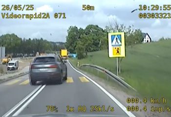 Było czerwone światło. Wyprzedził nieoznakowany radiowóz