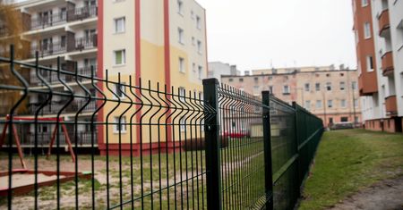 Grodzenioza, czyli prywatyzacja przestrzeni miejskiej. Przykład Żabki z Katowic ukazuje problem