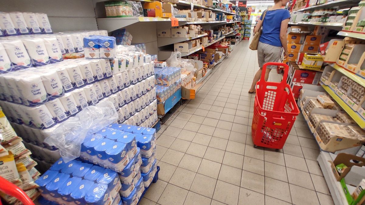 reporter_baza_2022-09
30.09.2022 Lodz. Dyskont spozywczy Biedronka. Brak cukru na polkach sklepow wywolal panike wsrod ludzi. N/z po prawie trzech miesiacach cukrowego deficytu Biedronka rzucila swoim klientom cukier na palety - za 4.99 zl. Fot. Piotr Kamionka/REPORTER
Piotr Kamionka/REPORTER