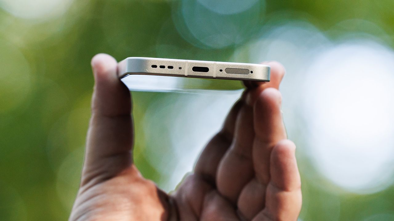 OPPO Reno 16 5G głośnik na dole.