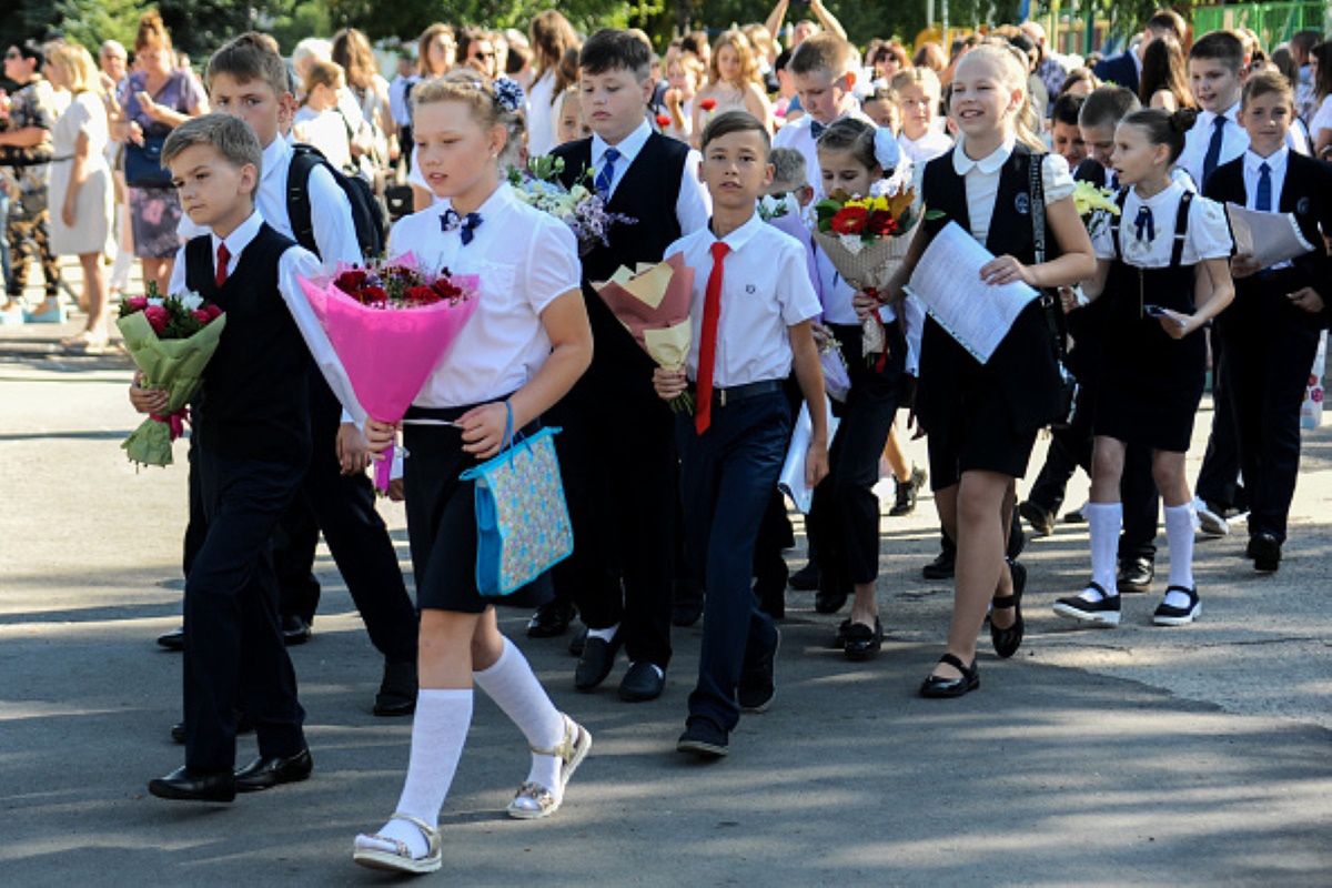 Nie oszczędzają nawet dzieci. Zmuszają uczniów do popierania wojny