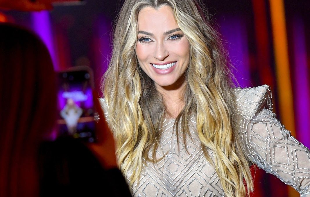 Wkroczyła w błyszczącej mini. Flesz zrobił swoje