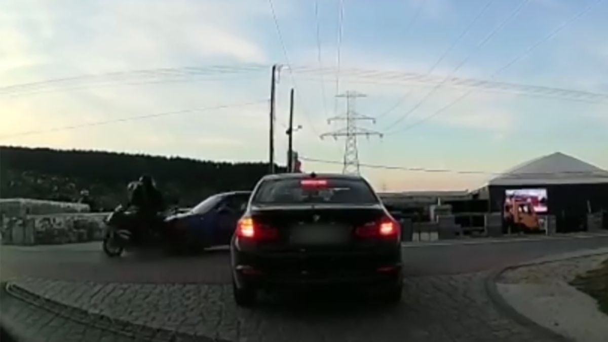 Motocyklista zahaczył o wyprzedzany samochód osobowy