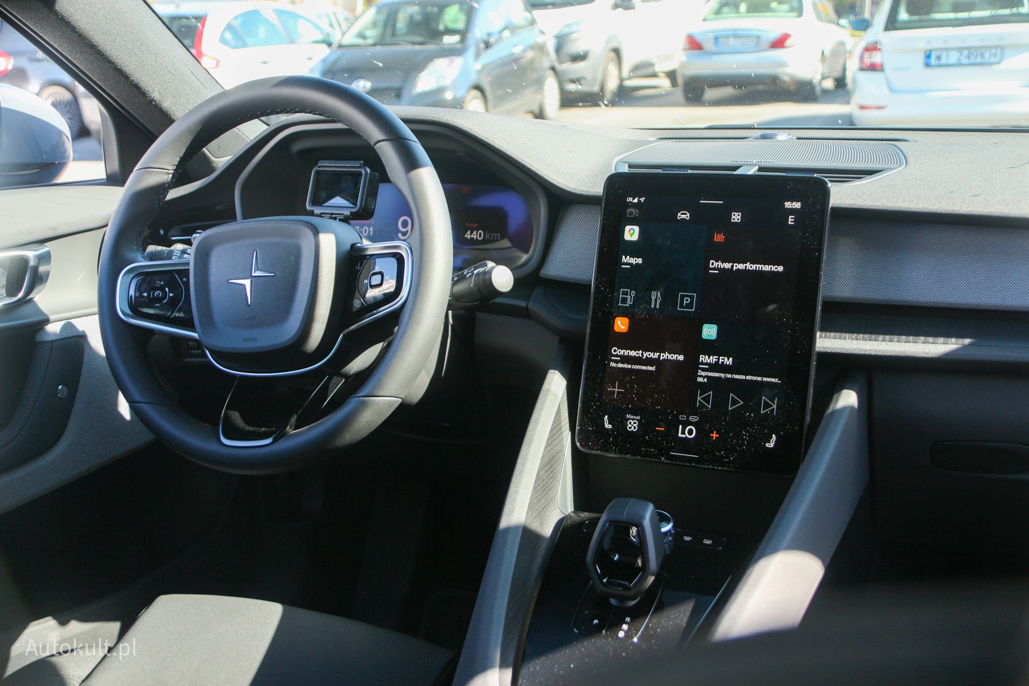 Kokpit Polestara 2 przypomina to, co znamy już z modeli Volvo