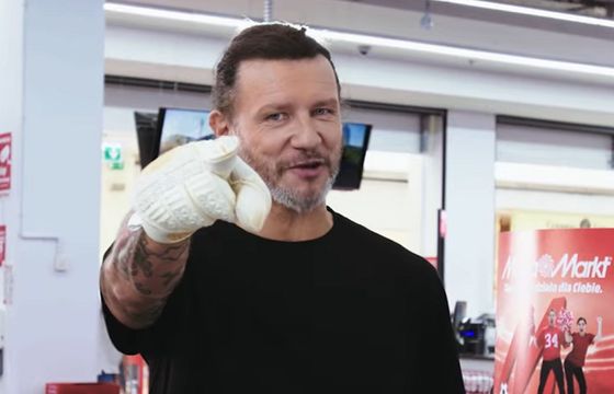 Radosław Majdan stoi na bramce w reklamie MediaMarkt (wideo)