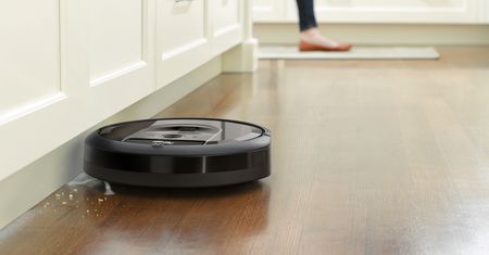 Automatyczny odkurzacz iRobot Roomba i7+ sam wyrzuci zebrane śmieci
