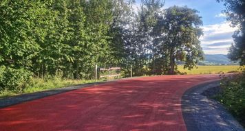 Czerwony asfalt pojawił się na polskiej drodze. Kierowcy mogą być zaskoczeni jego znaczeniem