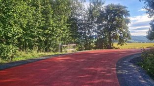 Czerwony asfalt pojawił się na polskiej drodze. Kierowcy mogą być zaskoczeni jego znaczeniem