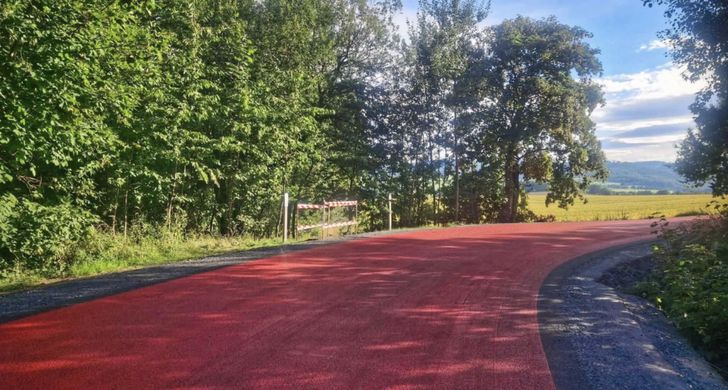 Czerwony asfalt pojawił się na polskiej drodze. Kierowcy mogą być zaskoczeni jego znaczeniem