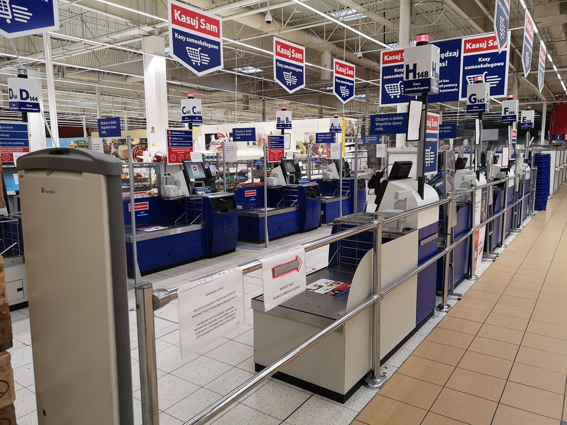 Zamknięte Tesco, ul. Połczyńska w Warszawie 