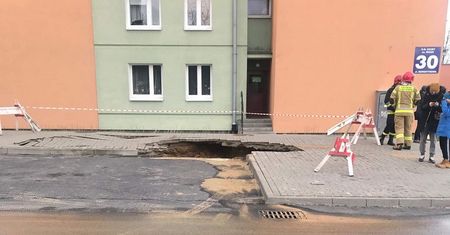 Awaria wodociągowa na ul. Bursztynowej. Zapadł się chodnik, zalane wodą piwnice