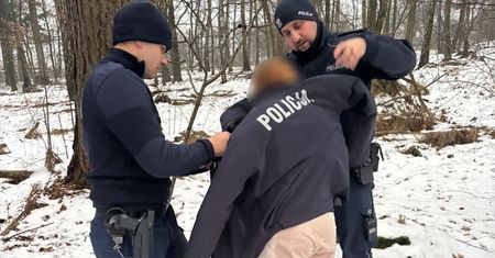 12-latka boso wybiegła z domu. Policjanci znaleźli ją w lesie