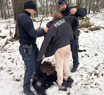 12-latka boso wybiegła z domu. Policjanci znaleźli ją w lesie