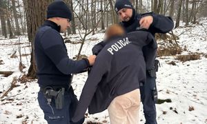 12-latka boso wybiegła z domu. Policjanci znaleźli ją w lesie