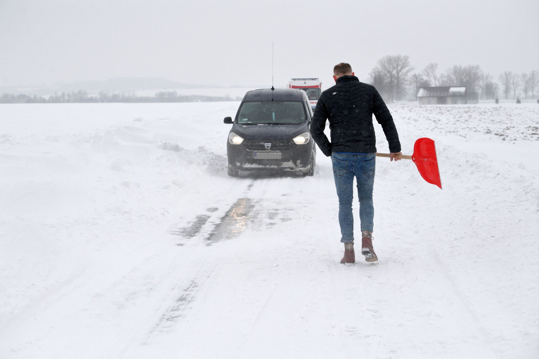 IMGW ostrzega przed marznącym śniegiem