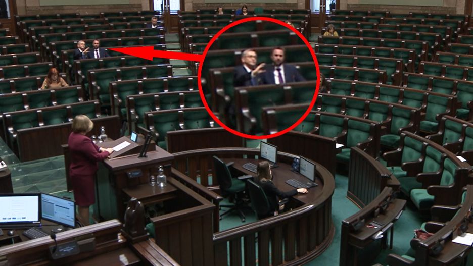 Poseł Lewicy Tadeusz Tomaszewski robi zdjęcia ze swoim asystentem społecznym, który nie miał prawa wejść na salę plenarną 