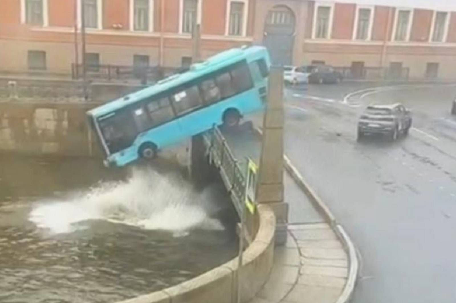 Dramatyczny wypadek w Petersburgu. Autobus pełen ludzi wpadł do rzeki