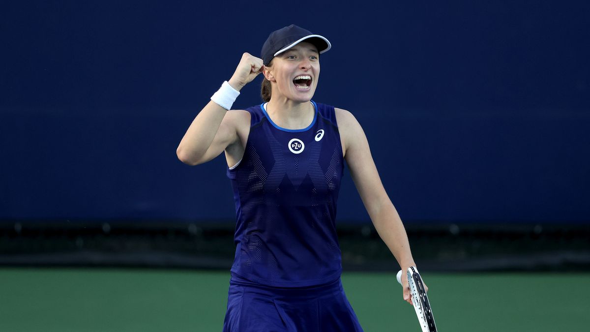 SAN DIEGO, CALIFORNIA - OCTOBER 16: Iga Swiatek of Poland reacts after a shot against Donna Vekic of Czech Republic in the women's singles final during the San Diego Open, part of the Hologic WTA Tour, at  on October 16, 2022 in San Diego, California. (Photo by Sean M. Haffey/Getty Images)