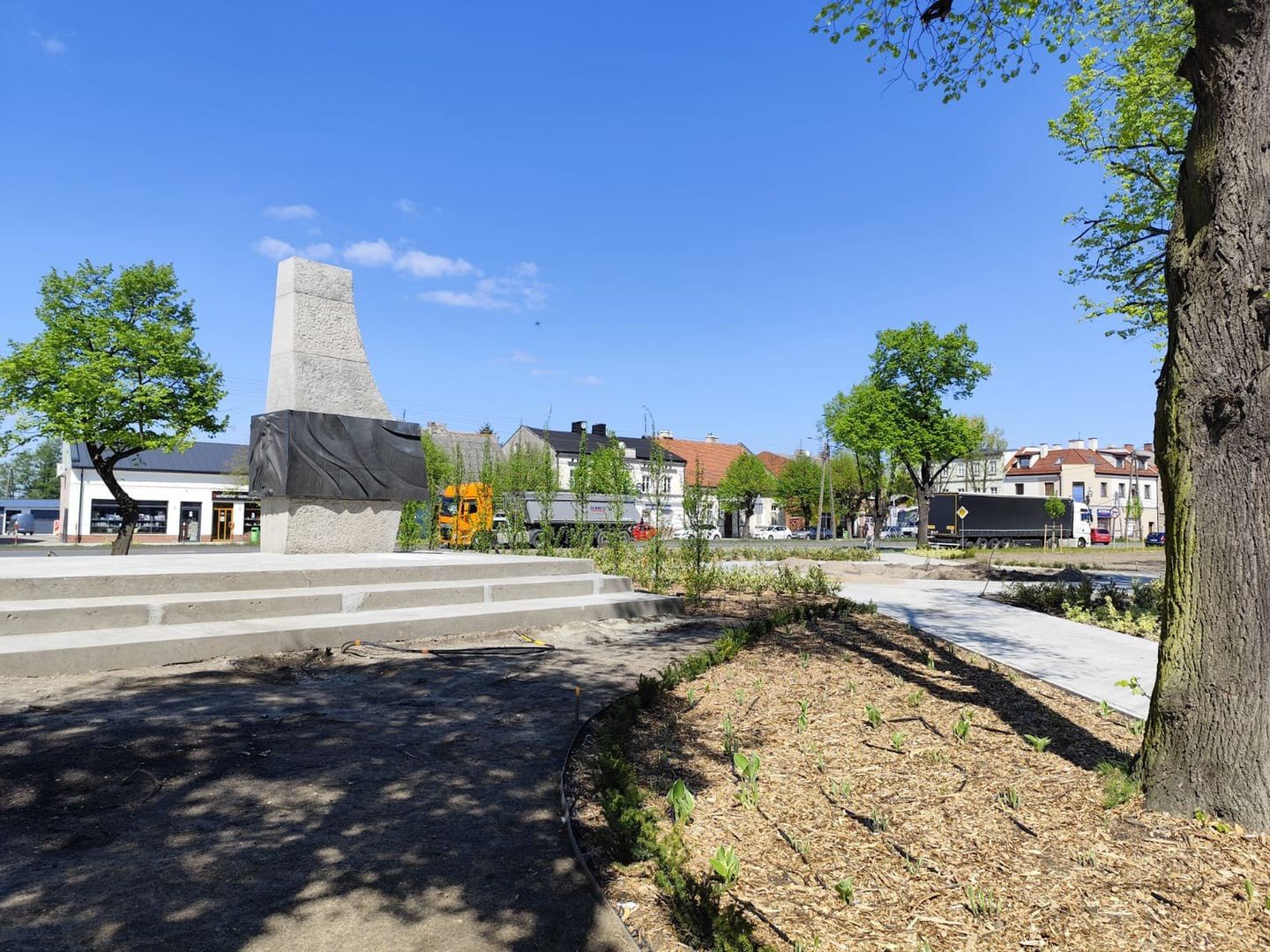 Centrum Opatówka zmienia się. Jest nowa nawierzchnia, zieleń i pojawi się też fontanna