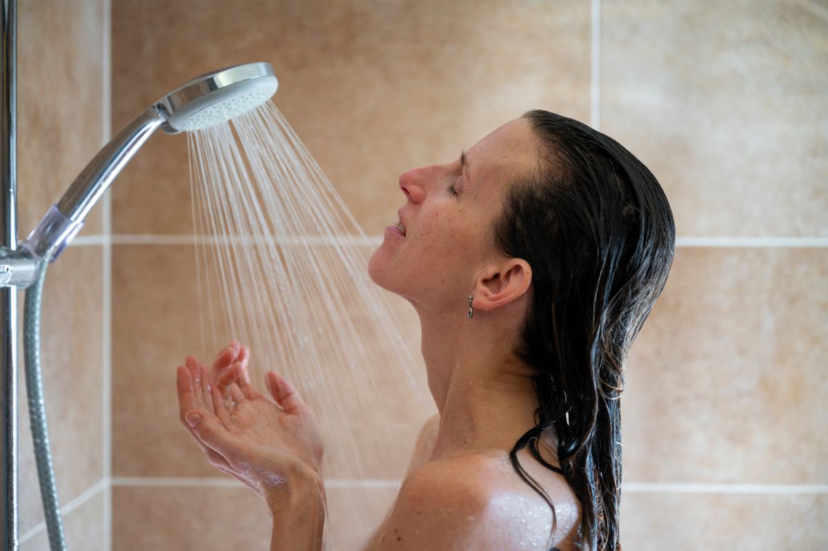 Kobieta bierze prysznic