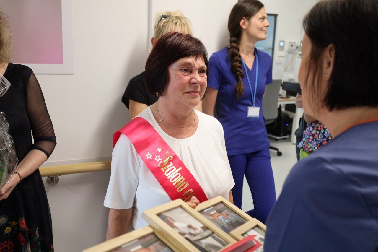 Na emeryturę przeszła salowa Grażyna Przybysz. Pięknie pożegnały ją położne z oddziału noworodków