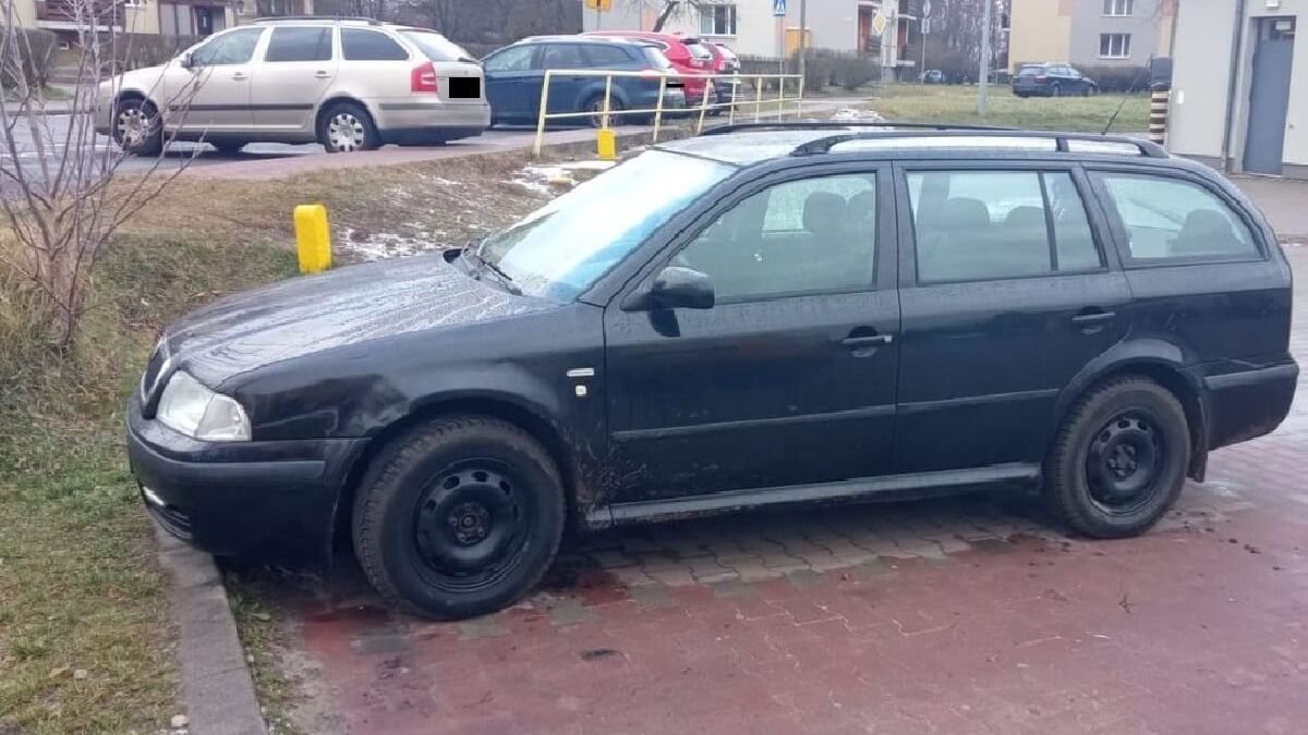 Policjanci skontrolowali kierującego pod sklepem