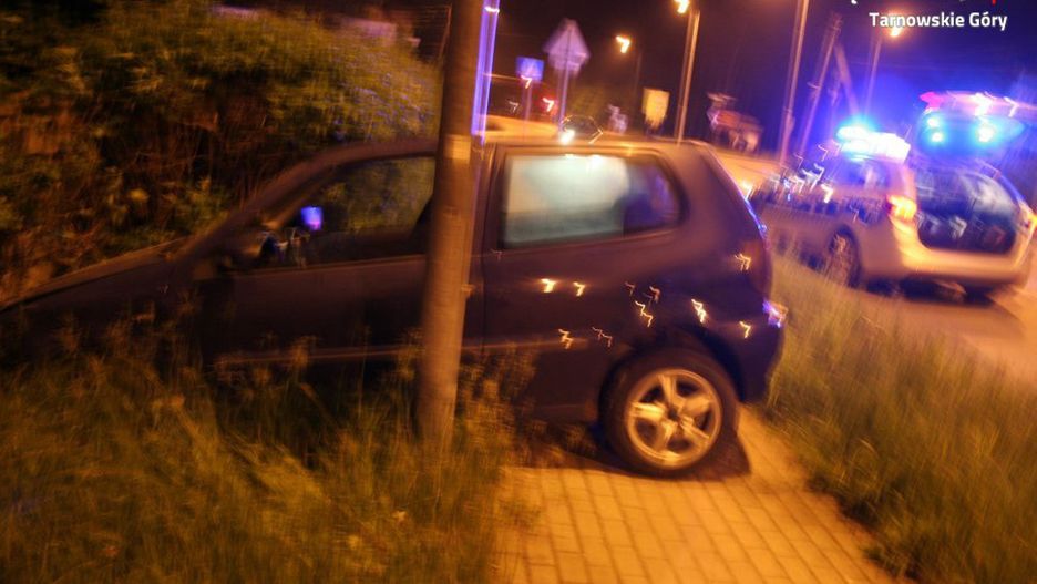Śląsk. Rozbity samochód to najmniejszy problem 19-latka.