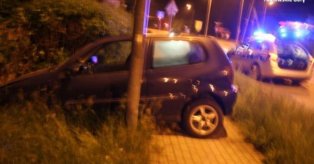 Śląskie. Pijany ukradł samochód w Kaletach i ruszył na przejażdżkę. Zakończył ją na znaku drogowym