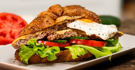 Zaserwuj burgera w croissancie. Zachwytom nie będzie końca