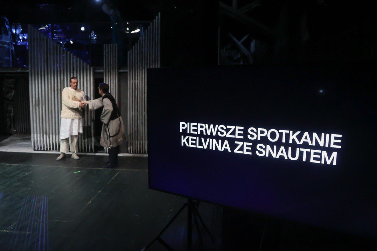 Sceny ze spektaklu &#34;Solaris&#34; we wrocławskim Teatrze Polskim/próba prasowa