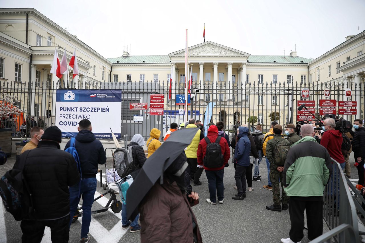 1 maja. Szczepienia w majówkę. Tłum przed mobilnym punktem szczepień w Warszawie