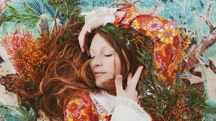 Kolorowe portrety kobiet w barwnym świecie odpoczynku 1