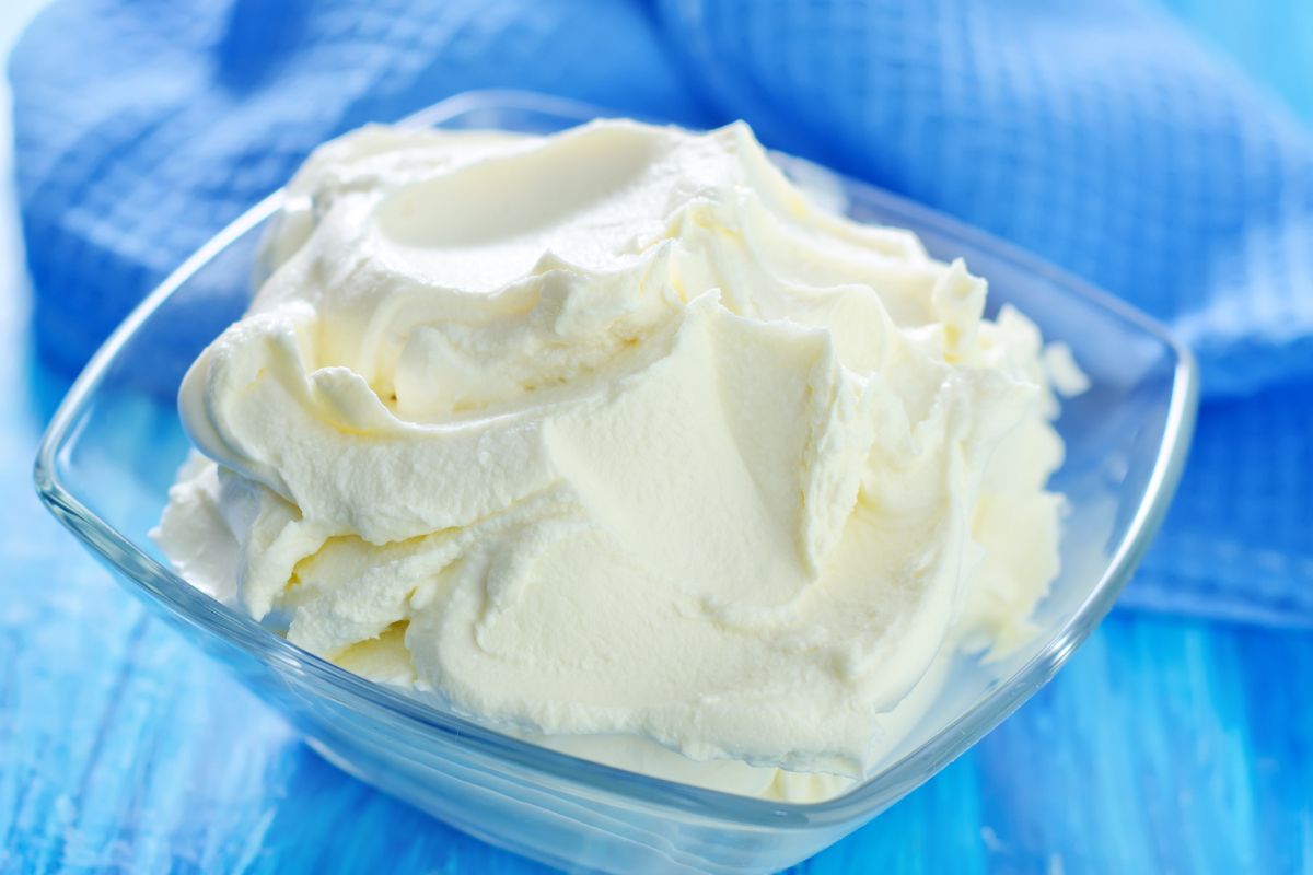Mascarpone powstaje ze śmietanki z krowiego mleka