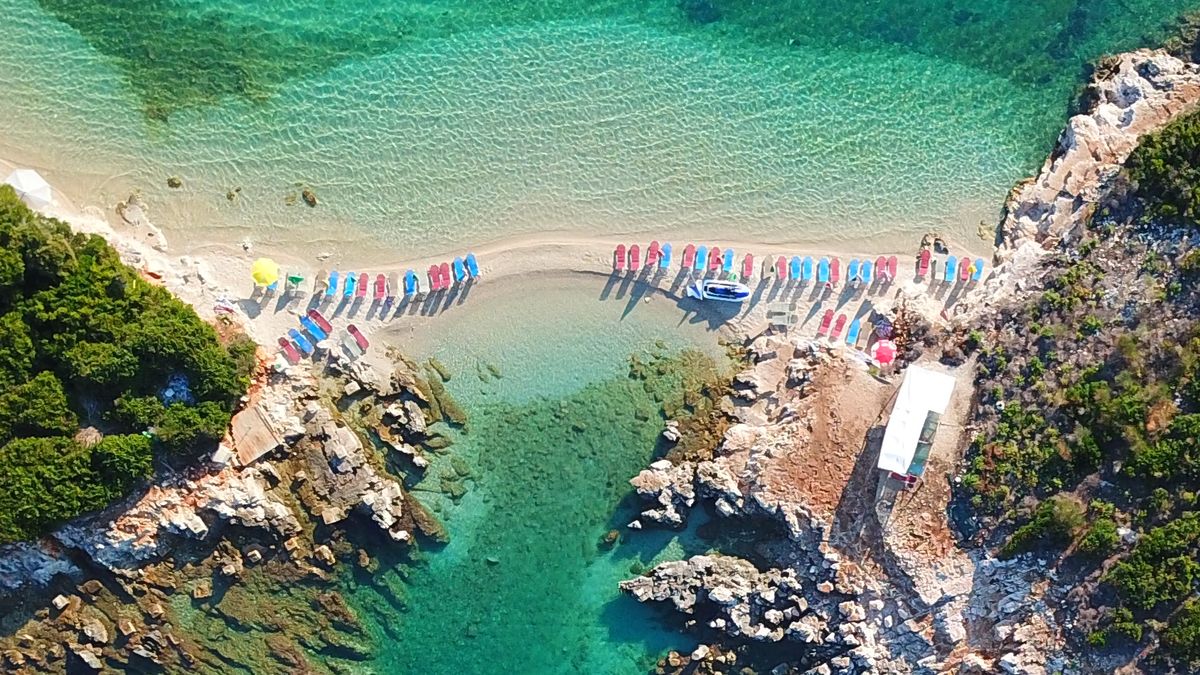 Z wyjątkowo malowniczego wybrzeża słynie m.in. Ksamil