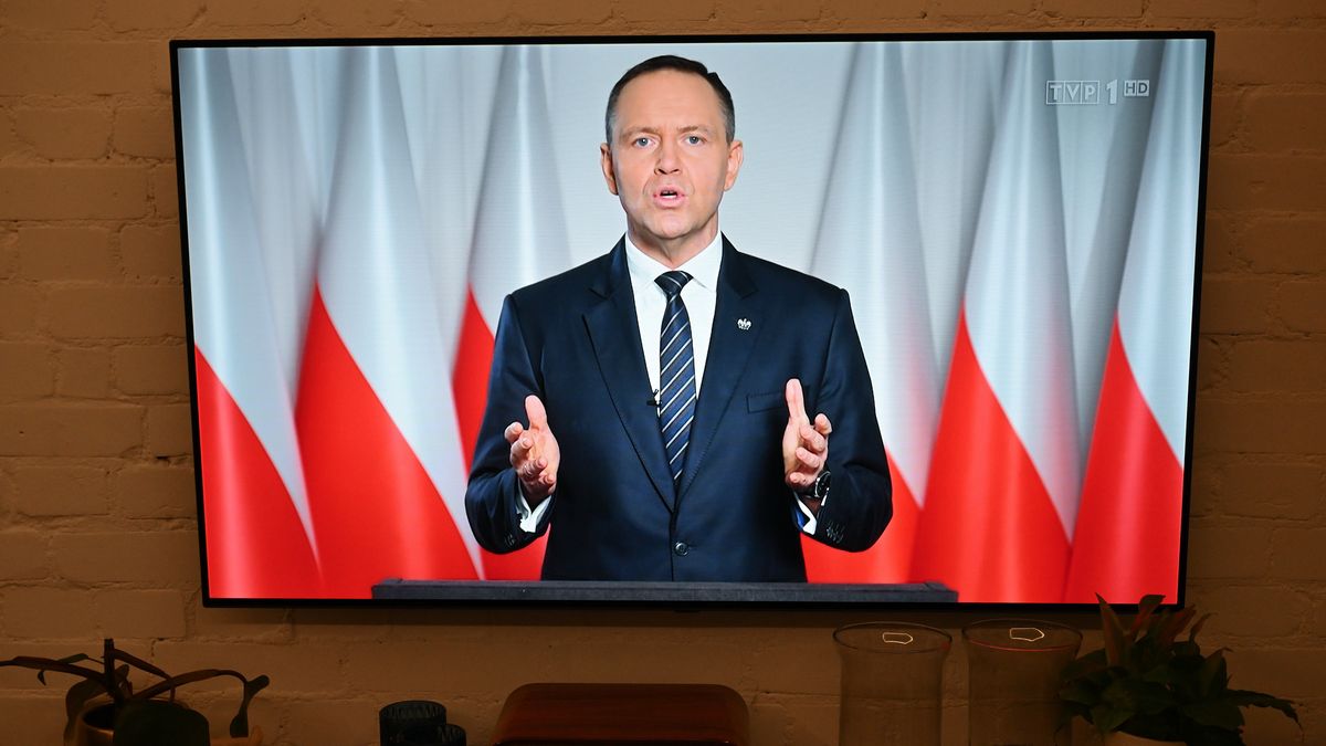 transmisja orędzia prezydenta Karola Nawrockiego
Wrocław, 12.03.2026. Transmitowane w telewizji orędzie prezydenta RP Karola Nawrockiego oglądane w jednym z mieszkań we Wrocławiu, 12 bm. Prezydent ogłosił, że nie podpiszę ustawy wdrażającej unijny program SAFE. (mr) PAP/Maciej Kulczyński
Maciej Kulczyński
orędzie, polityka, prezydent, prezydenta, przemówienie, safe, telewizja, telewizor, transmisja, weto, Karol Nawrocki