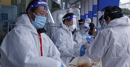 Chiny walczą z Omikronem. Rykoszetem może dostać globalna gospodarka
