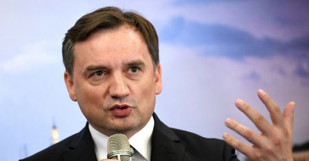 "Strefy wolne od LGBT" bez funduszy unijnych. Resort sprawiedliwości mówi o "dyskryminacji"