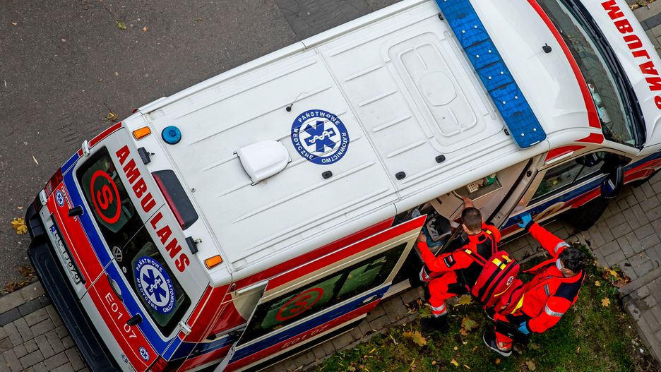 karetka, pogotowie, ambulans, lekarz, ratunek, ratownik, ratownictwo, medyczne, pomoc, covid, koronawirus, kostium, maska, covid-19, pacjent, szpital, polska, chory, szczepienie, nfz, wypadek