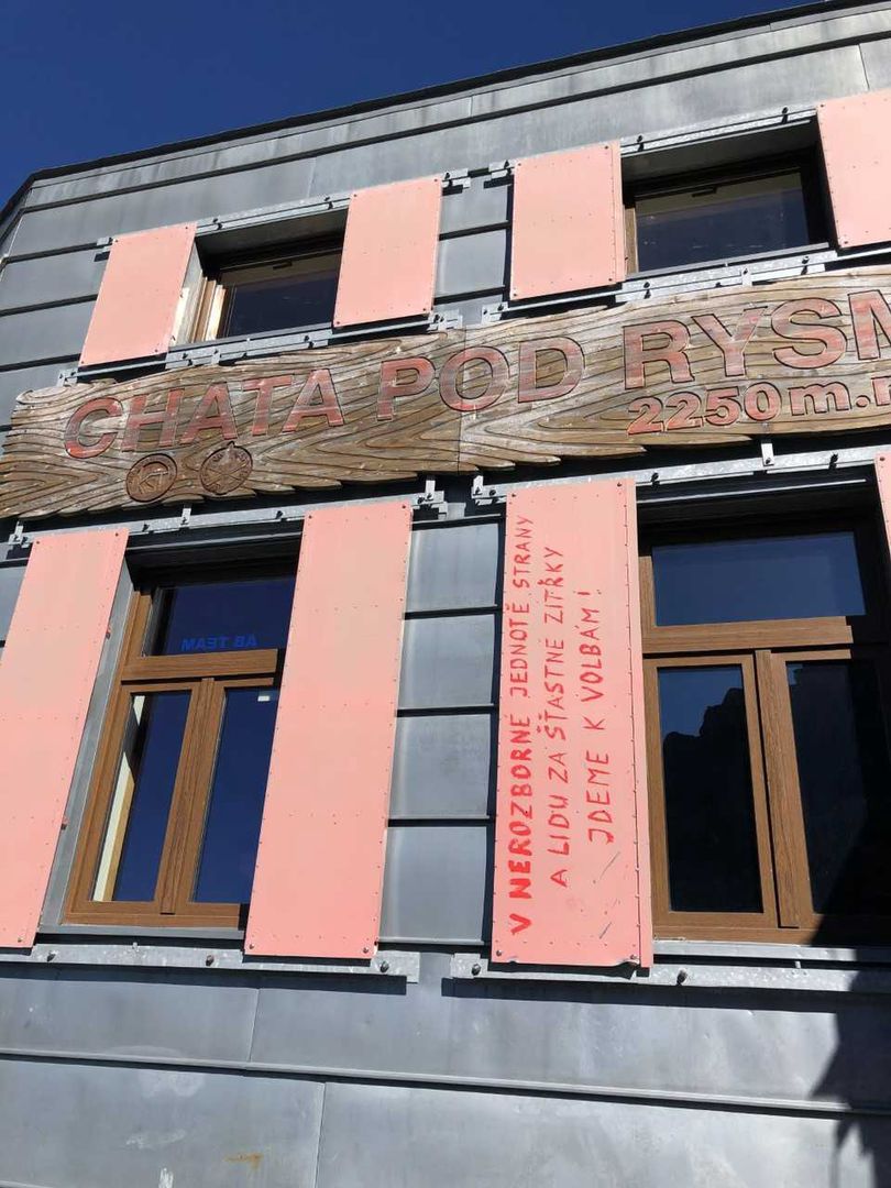 Chata pod Rysami, znajdująca się po słowackiej stronie Tatr