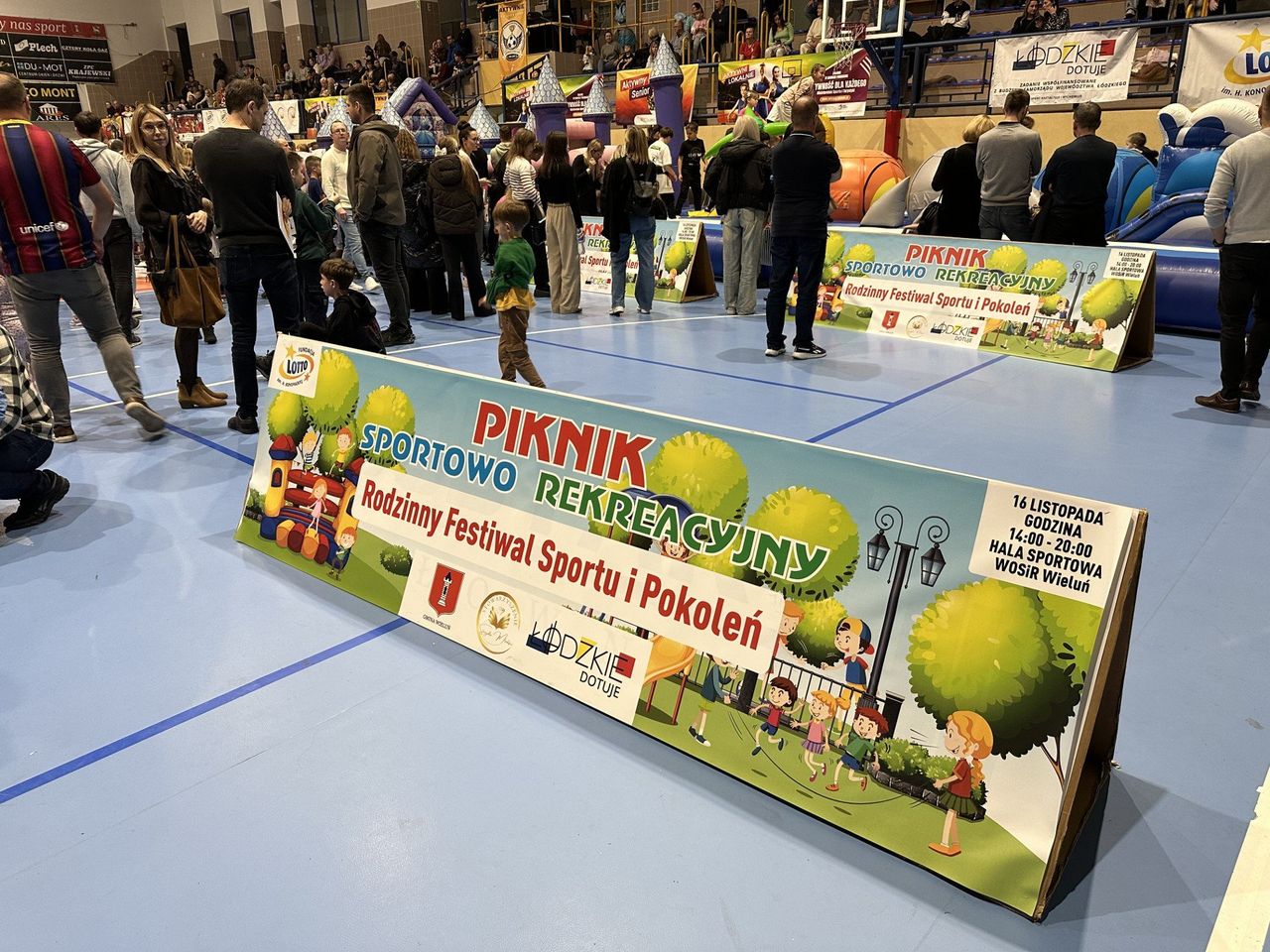 Wieluń: Rodzinny piknik sportowo-rekreacyjny przyciągnął tłumy. Doskonała zabawa i mnóstwo atrakcji w hali WOSiR
