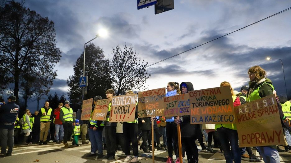 Zdjęcia z poprzedniej demonstracji, którą domagający się poprawy bezpieczeństwa na DK 80 mieszkańcy Czarnowa zorganizowali w 2023 roku, tuż po wypadku, w którym zginął zmierzający na przystanek autobusowy nastolatek.