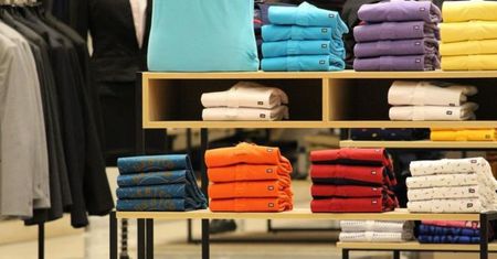 Znana sieć odzieżowa złożyła wniosek o upadłość. Co z jej sklepami w Polsce?