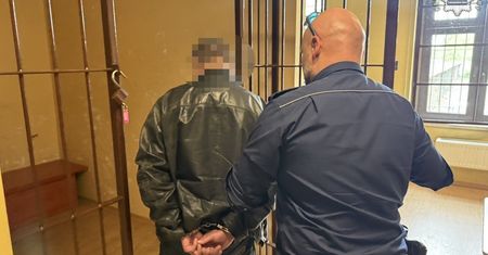 Ukrył się przy przedszkolu i robił zdjęcia dzieciom. Potem okazało się, co miał przy sobie